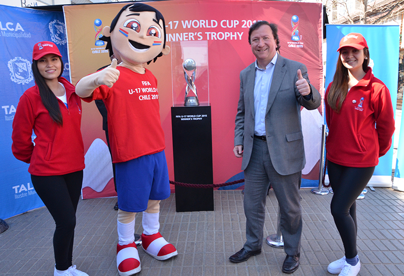 FIFA inspeccionó el Estadio Fiscal y Copa del Mundial Sub 17 llegó a Talca