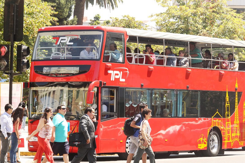 Municipalidad de Talca cuenta con primer bus turístico de la región
