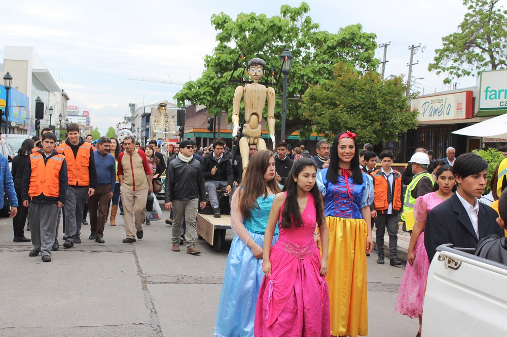 Alumnos del Liceo Industrial de Talca realizaron exitoso desfile de carros alegóricos en su aniversario