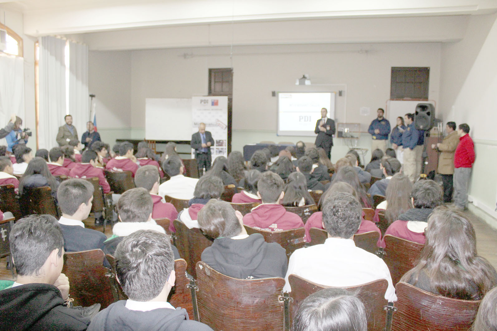 Estudiantes del Liceo Abate Molina reciben charla preventiva sobre consumo de drogas