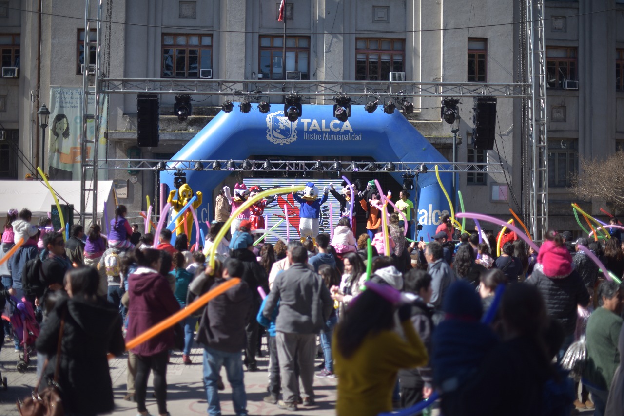 Miles de familias disfrutaron de celebración del Día del Niño en la Plaza de Armas de Talca