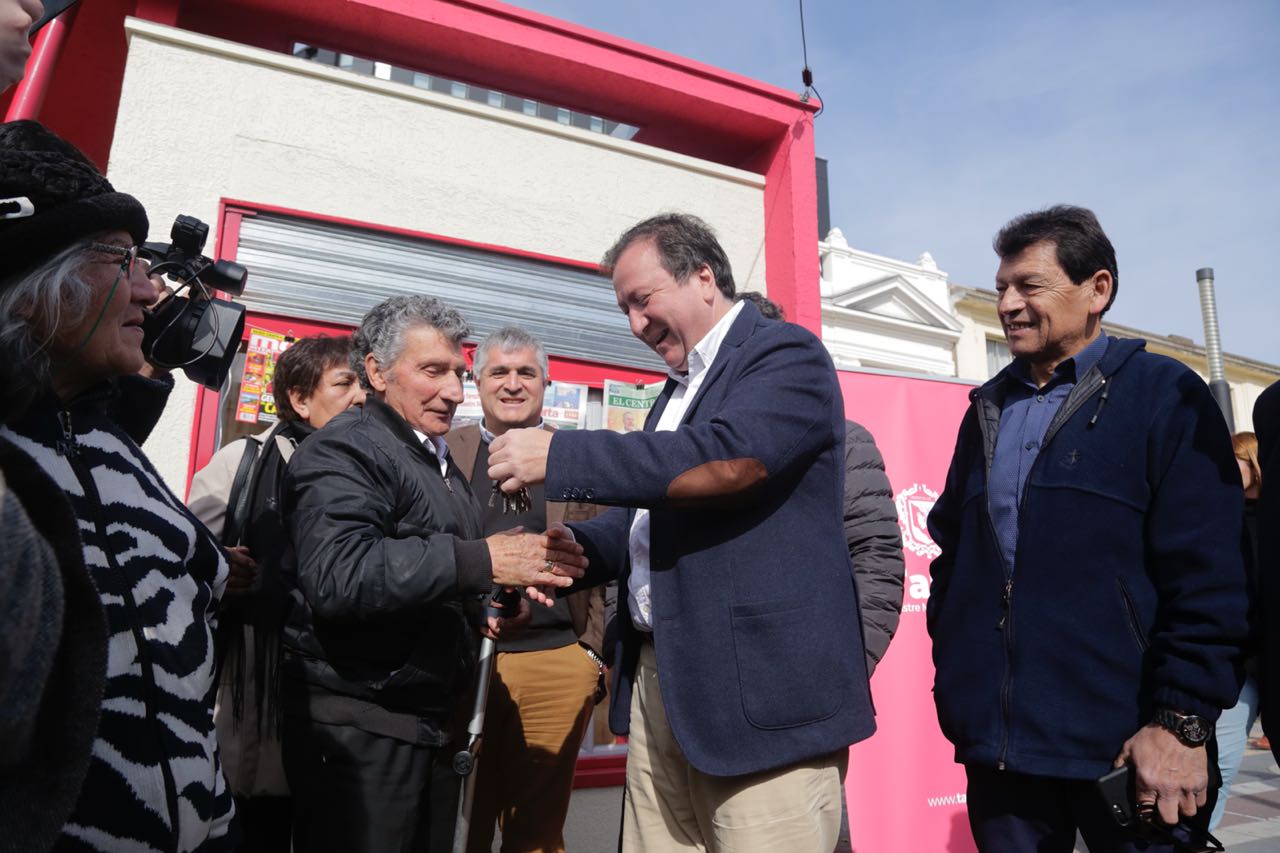 Alcalde entrega cinco nuevos kioscos para suplementeros en la renovada calle 1 Sur