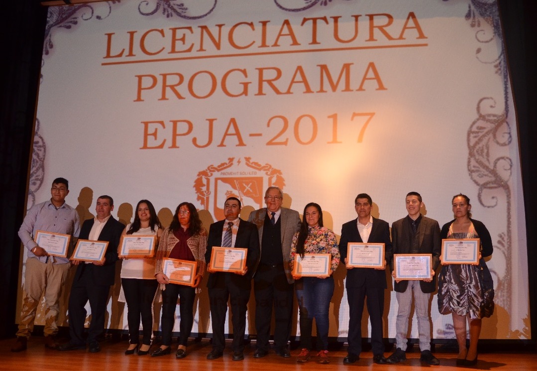 En emotiva ceremonia más de 80 jóvenes y adultos reciben su licencia de enseñanza básica y media
