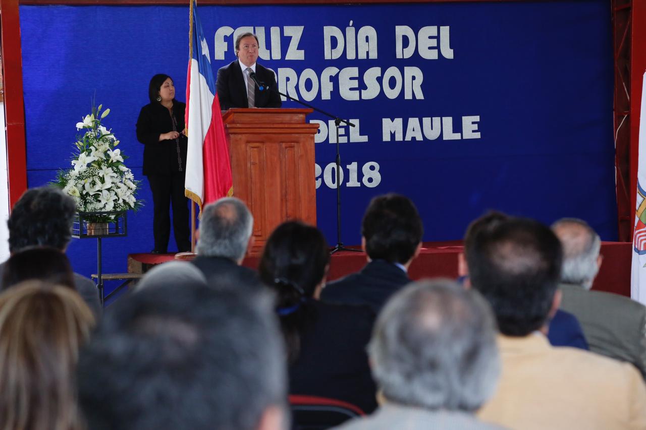 Alcalde de Talca participa en ceremonia por el Día del Profesor junto a autoridades regionales
