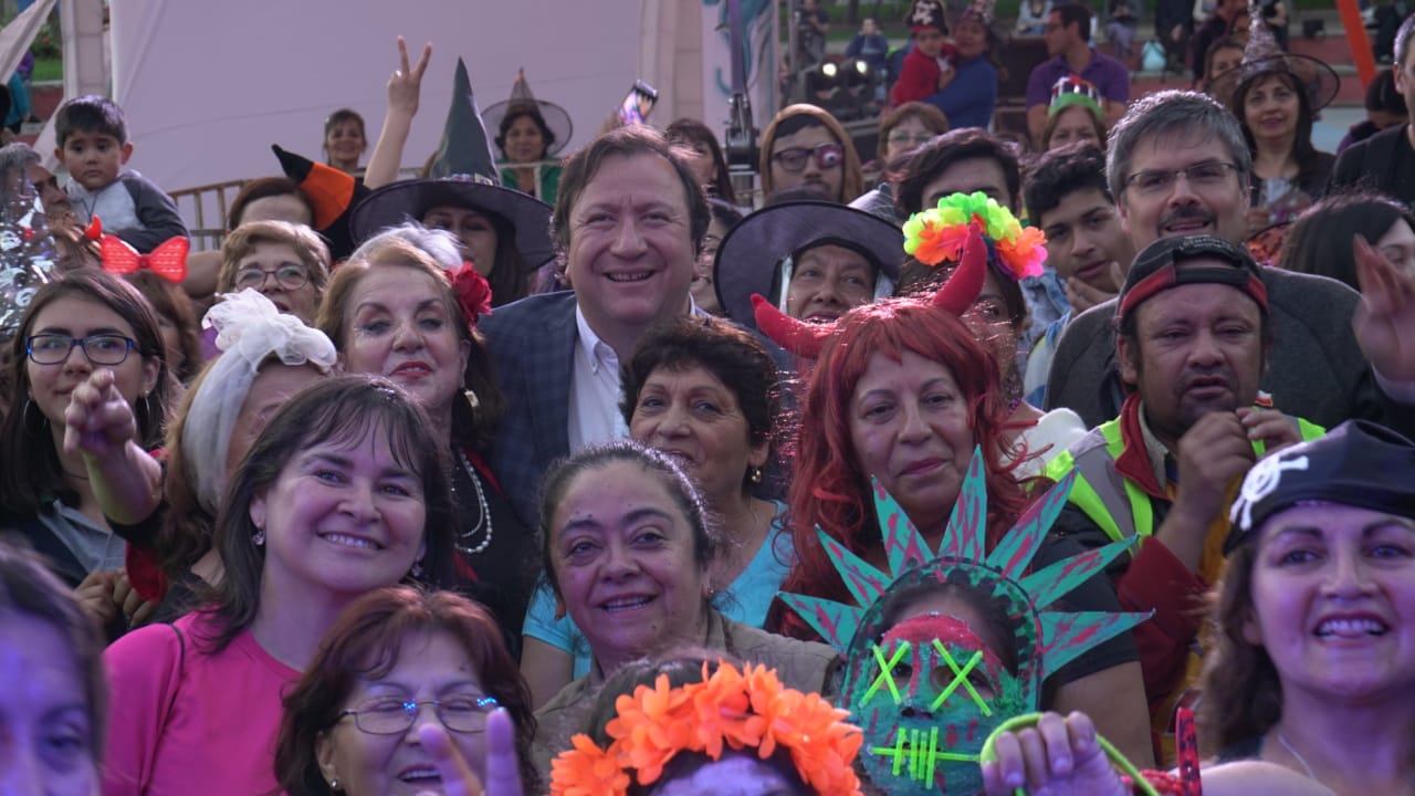 Miles personas asisten a Retrofest ambientada el Día de los Muertos