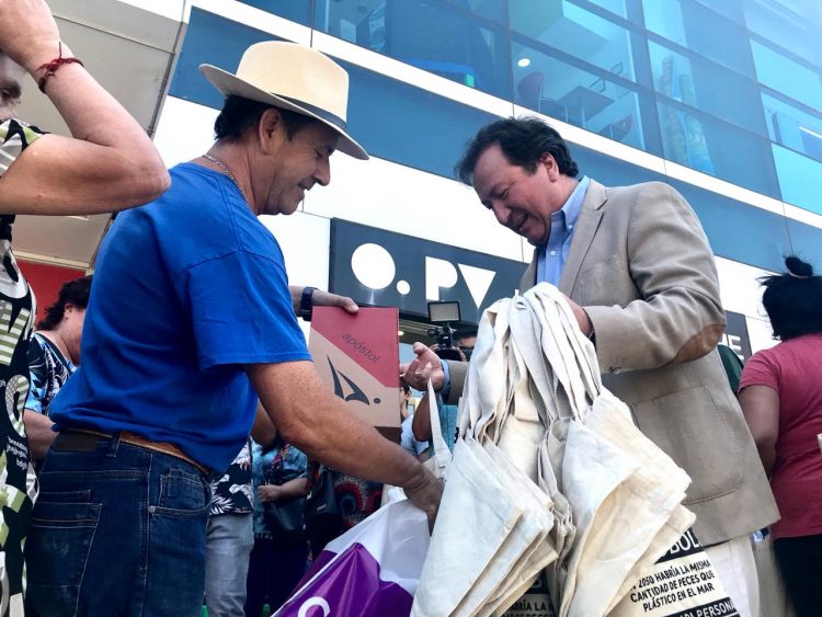 Alcalde de Talca y autoridades regionales intercambiaron bolsas reutilizables por bolsas plásticas en centro de la ciudad