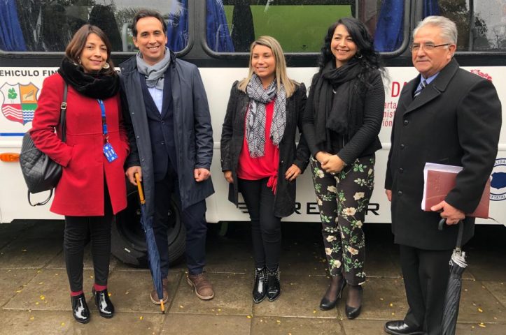 Estudiantes de la escuela Especial España cuentan con nuevo minibús para traslado