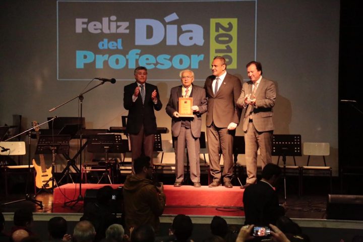 Talca lidera conmemoración oficial del Día del Profesor
