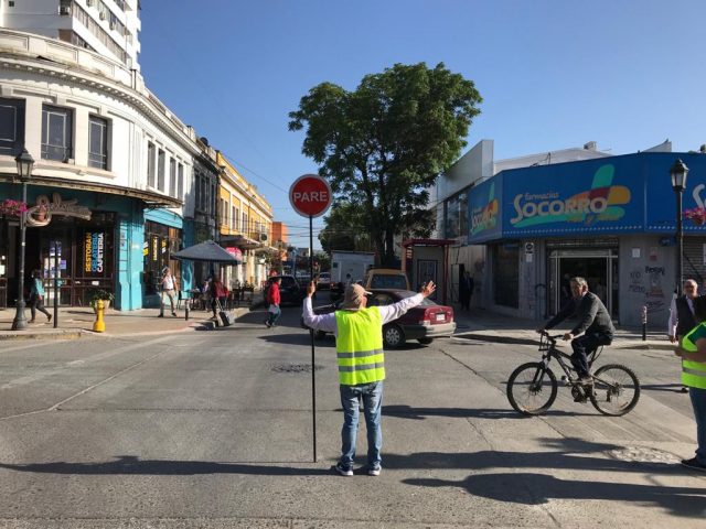 Alcalde implementa semáforos humanos para tránsito seguro por zonas céntricas de Talca