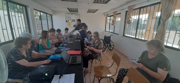 Adultos mayores se informan sobre seguridad municipal, conductas de riesgo y prevención del delito