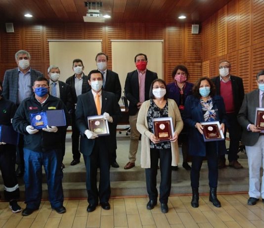 Municipalidad de Talca homenajea a funcionarios de la salud y de aseo por su rol en la pandemia