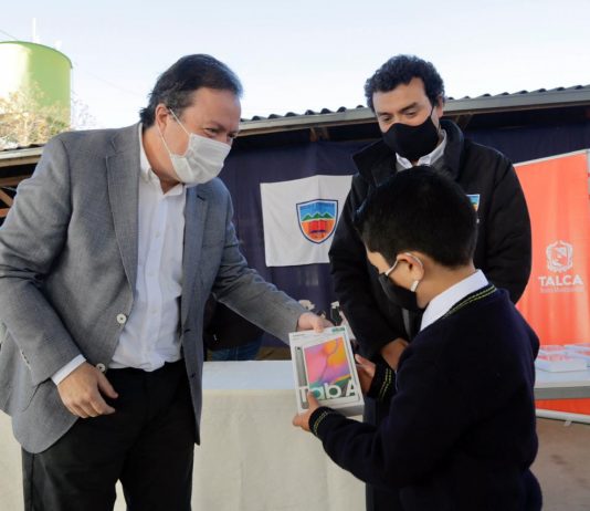 Municipalidad de Talca entrega 203 tablets a estudiantes de escuelas rurales de la comuna
