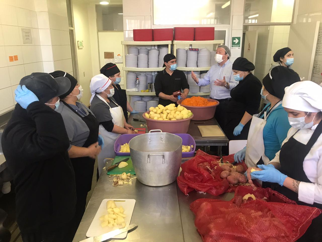 Menú especial dieciochero y funcionamiento continuo en comedores solidarios de Talca