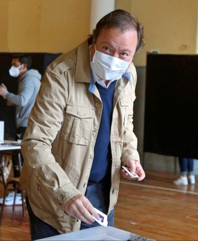 Alcalde votando en plebiscito