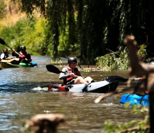 Alcalde realiza travesía en kayak por estero Piduco para analizar las potencialidades turísticas y ambientales