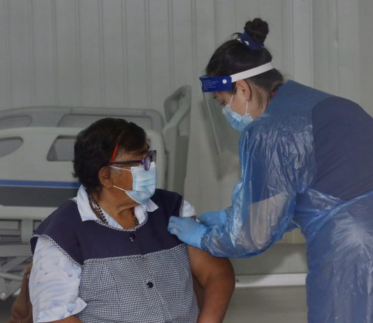 Vacunación contra el Covid-19 también llegó para los adultos mayores del ex Hospicio