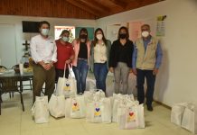 FUNCIONARIOS DE LA DIRECCIÓN DE OBRAS MUNICIPALES, REALIZAN DONACIÓN DE ÚTILES DE ASEO A PERSONAS DE LA TERCERA EDAD DE CENTRO DIURNO