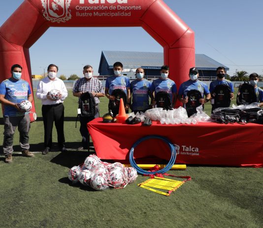 Alcalde entregó implementación deportiva a Club La Obra para participar en Copa Chile