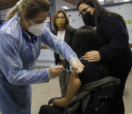 Municipalidad de Talca refuerza vacunación contra Covid-19 en establecimientos educacionales