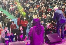 Pollo Fuentes hace bailar a las calcetineras en el celebrando agosto de Talca