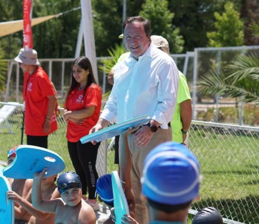 Alcalde de Talca abre piscinas municipales para capear el calor y compartir en familia