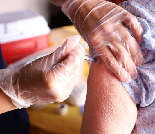 Salud en Talca: Solo el 41% de los adultos mayores está vacunado contra el Covid