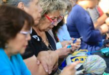 Mujeres tejedoras se reúnen en la Alameda y hacen terapia con su habilidad