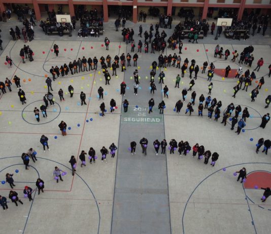 Estudiantes del Insuco realizan arcoíris gigante para iniciar semestre escolar con un llamado a la no violencia