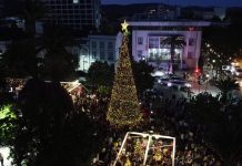Plaza de Armas de Talca se ilumina para Navidad con masiva presencia de familias