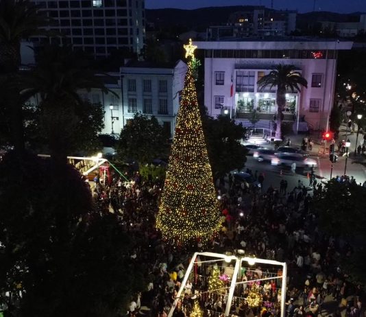 Plaza de Armas de Talca se ilumina para Navidad con masiva presencia de familias