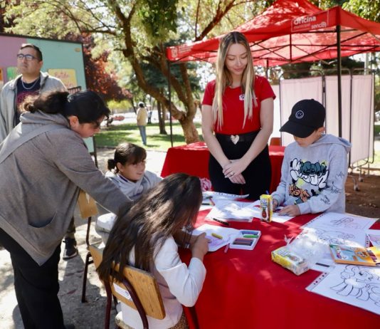 Municipio realiza feria inclusiva en concientización del TEA en plaza Las Heras