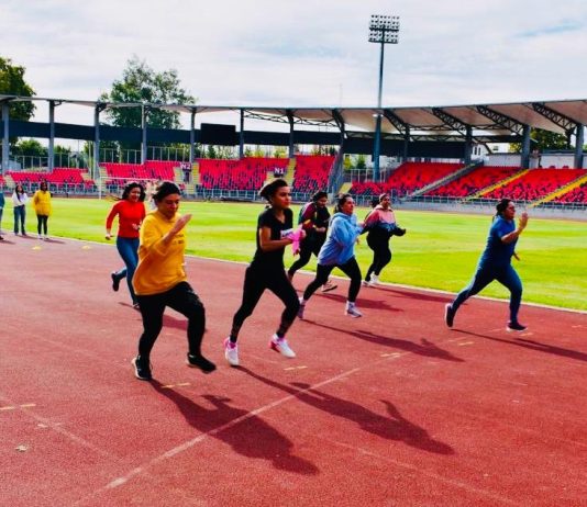 Más de 150 niños y apoderados de escuela municipal participaron de jornada deportiva de atletismo en Estadio Fiscal de Talca