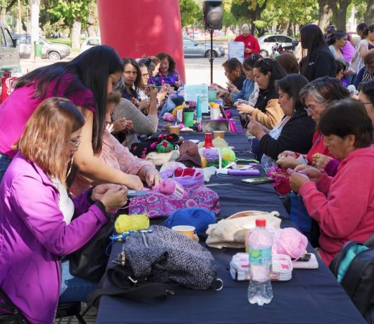 Mujeres Tejedoras se reúnen al aire libre y lo celebran por tercer año consecutivo