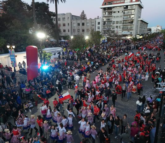 Municipalidad de Talca llevó a cabo el Desfile de la Fiesta de la Primavera con miles de personas disfrutando y participando de carros alegóricos y comparsas