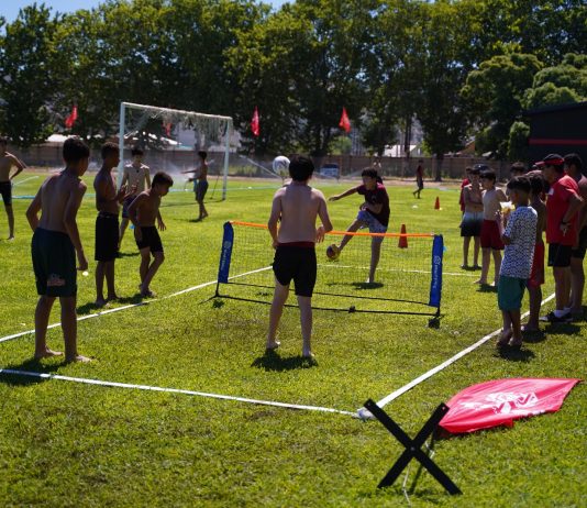 Casi un centenar de niños participaron en el cierre anual de escuelas de fútbol municipales en Talca