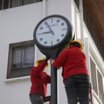 Innovación municipal permite recuperar y modernizar histórico Reloj Seiko de la Plaza de Armas de Talca