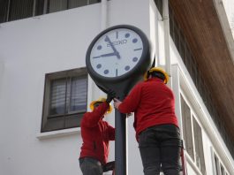Innovación municipal permite recuperar y modernizar histórico Reloj Seiko de la Plaza de Armas de Talca