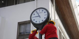 Innovación municipal permite recuperar y modernizar histórico Reloj Seiko de la Plaza de Armas de Talca