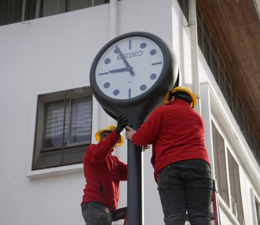 Innovación municipal permite recuperar y modernizar histórico Reloj Seiko de la Plaza de Armas de Talca