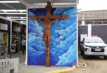 Cristo de madera vuelve a recibir a locatarios y visitantes en el Mercado Provisorio de Talca