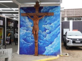 Cristo de madera vuelve a recibir a locatarios y visitantes en el Mercado Provisorio de Talca