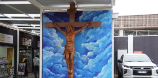 Cristo de madera vuelve a recibir a locatarios y visitantes en el Mercado Provisorio de Talca
