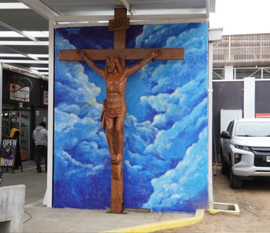 Cristo de madera vuelve a recibir a locatarios y visitantes en el Mercado Provisorio de Talca