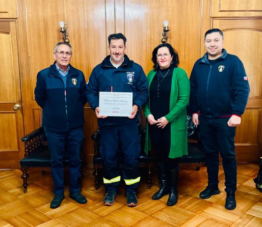Municipio de Talca reconoció a bombero talquino que participó en labores de rescate tras el terremoto en Venezuela